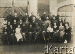 Lata 20., Baranowicze, woj. nowogródzkie, Polska.
Stacja kontrolna w Baranowiczach. W 1 rzędzie, 4 z prawej, siedzi Jan Piekutowski - urzędnik państwowy, delegat pełnomocny na okręg baranowicki i komisarz na Etapie Urzędu Emigracyjnego w Baranowiczach (1921) oraz delegat Głównego Komitetu Pomocy Jeńcom i Repatriantom (1922).
Fot. NN, kolekcja Jana Piekutowskiego, zbiory Ośrodka KARTA