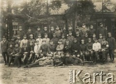 Ok. 1921, Baranowicze, woj. nowogródzkie, Polska.
Straż Etapowa Państwowego Urzędu do Spraw Powrotu Jeńców, Uchodźców i Robotników (JUR) w Baranowiczach. W 2 rzędzie, 7 z prawej, siedzi Jan Piekutowski - urzędnik państwowy, w latach 1921-1922 pełnił funkcję delegata pełnomocnego na okręg baranowicki i komisarza w Urzędzie Emigracyjnym w Baranowiczach.
Fot. NN, kolekcja Jana Piekutowskiego, zbiory Ośrodka KARTA