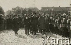 Lata 20., Święciany, woj. wileńskie, Polska.
Przyjazd wojewody wileńskiego Władysława Raczkiewicza (3 od lewej) do Święcian.
Fot. NN, kolekcja Jana Piekutowskiego, zbiory Ośrodka KARTA