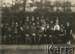 Ok. 1921, Baranowicze, woj. nowogródzkie, Polska.
Urzędnicy Państwowego Urzędu do Spraw Powrotu Jeńców, Uchodźców i Robotników (JUR) w Baranowiczach. W 2 rzędzie, 7 z prawej, siedzi Jan Piekutowski - urzędnik państwowy, w latach 1921-1922 pełnił funkcję delegata pełnomocnego na okręg baranowicki i komisarza w Urzędzie Emigracyjnym w Baranowiczach.
Fot. NN, kolekcja Jana Piekutowskiego, zbiory Ośrodka KARTA