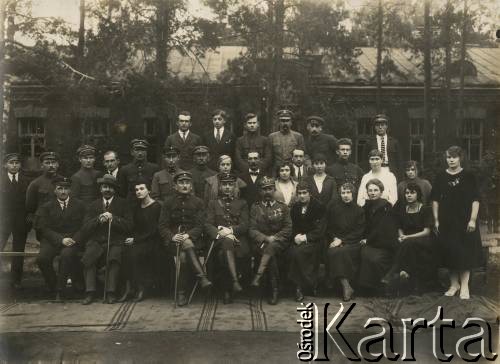 Ok. 1921, Baranowicze, woj. nowogródzkie, Polska.
Urzędnicy Państwowego Urzędu do Spraw Powrotu Jeńców, Uchodźców i Robotników (JUR) w Baranowiczach. W 2 rzędzie, 7 z prawej, siedzi Jan Piekutowski - urzędnik państwowy, w latach 1921-1922 pełnił funkcję delegata pełnomocnego na okręg baranowicki i komisarza w Urzędzie Emigracyjnym w Baranowiczach.
Fot. NN, kolekcja Jana Piekutowskiego, zbiory Ośrodka KARTA