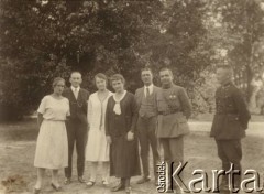 Lata 20., prawdopodobnie Korczyna, woj. lwowskie, Polska.
Jan Piekutowski (2 z prawej), urzędnik państwowy, z wizytą u Państwa Mikulicz-Radeckich.
Fot. NN, kolekcja Jana Piekutowskiego, zbiory Ośrodka KARTA