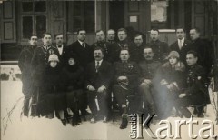 Lata 20., Święciany, woj. wileńskie, Polska.
Członkowie stowarzyszenia Przysposobienia Wojskowego i Wychowania Fizycznego. W 1 rzędzie, 4 z prawej, siedzi Jan Piekutowski - urzędnik państwowy, w latach 1925-1926 zastępca starosty powiatu święciańskiego.
Fot. NN, kolekcja Jana Piekutowskiego, zbiory Ośrodka KARTA