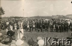 Ok. 1926, Święciany, woj. wileńskie, Polska.
Msza polowa w Święcianach celebrowana przez arcybiskupa metropolitę wileńskiego Romualda Jałbrzykowskiego. W 1 rzędzie, 5 z prawej, stoi Witold Żórawski, starosta powiatu święciańskiego i Przewodniczący Wydziału Powiatowego. Zdjęcie wykonało atelier fotograficzne 