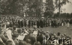 Ok. 1926, Święciany, woj. wileńskie, Polska.
Msza polowa w Święcianach. Na fotografii widoczny jest Witold Żórawski - starosta powiatu święciańskiego i Przewodniczącego Wydziału Powiatowego. Zdjęcie wykonało atelier fotograficzne 