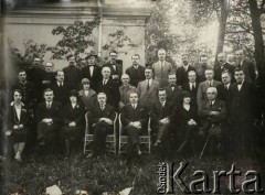 1927, Święciany, woj. wileńskie, Polska.
Starostwo w Święcianach. W 1 rzędzie, 4 z lewej, siedzi Witold Żórawski - starosta powiatu święciańskiego, dalej Jan Piekutowski - starosta powiatu mołodeczańskiego. Zdjęcie wykonało atelier fotograficzne 