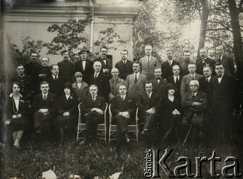 1927, Święciany, woj. wileńskie, Polska.
Starostwo w Święcianach. W 1 rzędzie, 4 z lewej, siedzi Witold Żórawski - starosta powiatu święciańskiego, dalej Jan Piekutowski - starosta powiatu mołodeczańskiego. Zdjęcie wykonało atelier fotograficzne 