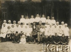 Początek lat 20., Baranowicze, woj. nowogródzkie, Polska.
Jan Piekutowski - urzędnik państwowy, delegat i komisarz Urzędu Emigracyjnego (1921); delegat Głównego Komitetu Pomocy Jeńcom i Repatriantom (1922) z dziećmi z ochronki i ich opiekuną.
Fot. NN, kolekcja Jana Piekutowskiego, zbiory Ośrodka KARTA