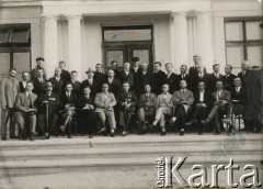 Ok. 1926, Mołodeczno, woj. wileńskie, Polska.
Zjazd burmistrzów, wójtów i sekretarzy. W 1 rzędzie, 7 z prawej, siedzi Jan Piekutowski - urzędnik państwowy, w 1927 roku pełnił funkcję starosty w powiecie mołodeczańskim.
Fot. NN, kolekcja Jana Piekutowskiego, zbiory Ośrodka KARTA