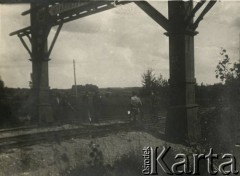 Lata 20., Olechnowicze, woj. wileńskie, Polska.
Brama powitalna na granicy polsko-rosyjskiej.
Fot. NN, kolekcja Jana Piekutowskiego, zbiory Ośrodka KARTA