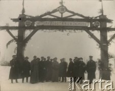 Lata 20., Olechnowicze, woj. wileńskie, Polska.
Brama powitalna na granicy polsko-rosyjskiej. U góry napis: 