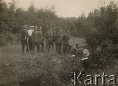 Ok. 1924, brak miejsca.
Korpus Ochrony Pogranicza na granicy polsko-sowieckiej, prawdopodobnie z żołnierzami sowieckimi.
Fot. NN, kolekcja Jana Piekutowskiego, zbiory Ośrodka KARTA