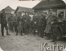 Przed 1939, brak miejsca.
Wymiana jeńców. 3 z prawej stoi Jan Piekutowski - urzędnik państwowy.
Fot. NN, kolekcja Jana Piekutowskiego, zbiory Ośrodka KARTA