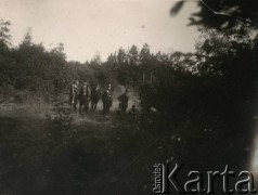 Ok. 1924, brak miejsca.
Korpus Ochrony Pogranicza na granicy polsko-sowieckiej, prawdopodobnie z żołnierzami sowieckimi.
Fot. NN, kolekcja Jana Piekutowskiego, zbiory Ośrodka KARTA