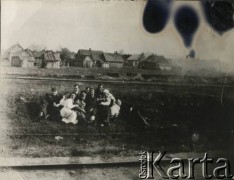 Lata 20., brak miejsca.
Zdjęcie pamiątkowe przy torach.
Fot. NN, kolekcja Jana Piekutowskiego, zbiory Ośrodka KARTA