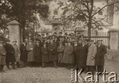 Przed 1939, Łask, woj. łódzkie, Polska.
Zdjęcie grupowe starostów. W tle widoczna Kolegiata Niepokalanego Poczęcia Najświętszej Maryi Panny i św. Michała Archanioła w Łasku.
Fot. NN, kolekcja Jana Piekutowskiego, zbiory Ośrodka KARTA