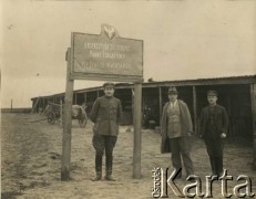 Początek lat 20., Stołpce, woj. nowogródzkie, Polska.
Punkt izolacyjny dla zwierząt w Ekspozyturze Urzędu Emigracyjnego w Stołpcach.
Fot. NN, kolekcja Jana Piekutowskiego, zbiory Ośrodka KARTA
