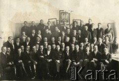 Ok. 1925, prawdopodobnie Oszmiana, woj. wileńskie, Polska.
Zjazd nauczycieli powiatu oszmiańskiego. W 1 rzędzie, 6 z prawej, siedzi Jan Piekutowski - urzędnik państwowy, w 1925 roku pełnił funkcję zastępcy starosty powiatu oszmiańskiego.
Fot. NN, kolekcja Jana Piekutowskiego, zbiory Ośrodka KARTA