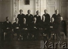 1927, Wilno, Polska.
Komisarz rządu i starostowie powiatów. Wojewoda wileński - Władysław Raczkiewicz - siedzi pośrodku w 1 rzędzie. W 2 rzędzie, 2 z lewej, stoi Jan Piekutowski - starosta zastępca starosty powiatu mołodeczańskiego.
Fot. NN, kolekcja Jana Piekutowskiego, zbiory Ośrodka KARTA