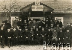 Lata 20., Raków, woj. wileńskie, Polska.
Zjazd burmistrzów, wójtów i sekretarzy w Rakowie. W 1 rzędzie, 6 z prawej, siedzi Jan Piekutowski - urzędnik państwowy, w 1927 roku pełnił funkcję zastępcy starosty mołodeczańskiego.
Fot. NN, kolekcja Jana Piekutowskiego, zbiory Ośrodka KARTA