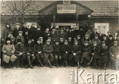 Lata 20., Raków, woj. wileńskie, Polska.
Zjazd burmistrzów, wójtów i sekretarzy w Rakowie. W 1 rzędzie, 6 z prawej, siedzi Jan Piekutowski - urzędnik państwowy, w 1927 roku pełnił funkcję zastępcy starosty mołodeczańskiego.
Fot. NN, kolekcja Jana Piekutowskiego, zbiory Ośrodka KARTA