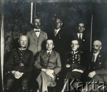 Lata 20., Mołodeczno, woj. wileńskie, Polska.
Komisja Poborowa w Mołodecznie. 2 z lewej siedzi Jan Piekutowski - urzędnik państwowy, w 1927 roku pełnił  funkcję starosty w powiecie mołodeczańskim.
Fot. NN, kolekcja Jana Piekutowskiego, zbiory Ośrodka KARTA