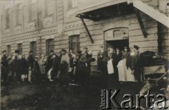 Lata 20., brak miejsca.
Rozdawanie ubrań repatriantom.
Fot. NN, kolekcja Jana Piekutowskiego, zbiory Ośrodka KARTA