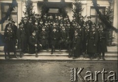 Ok. 1927, Mołodeczno, woj. wileńskie, Polska.
Policja powiatu mołodeczańskiego. Pośrodku siedzi Jan Piekutowski - urzędnik państwowy, w 1927 roku pełnił funkcję starosty mołodeczańskiego.
Fot. NN, kolekcja Jana Piekutowskiego, zbiory Ośrodka KARTA