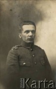 Ok. 1920, brak miejsca.
Portret Jana Piekutowskiego - urzędnika państwowego.
Fot. NN, kolekcja Jana Piekutowskiego, zbiory Ośrodka KARTA