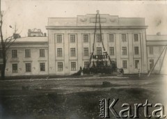 Ok. 1927, Mołodeczno, woj. wileńskie, Polska.
Starostwo w Mołodecznie. Przed budynkiem stoją policjanci i Jan Piekutowski - urzędnik państwowy, w 1927 roku pełnił funkcję starosty mołodeczańskiego.
Fot. NN, kolekcja Jana Piekutowskiego, zbiory Ośrodka KARTA