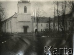 Ok. 1927, Mołodeczno, woj. wileńskie, Polska.
Kościół i klasztor trynitarzy w Mołodecznie.
Fot. NN, kolekcja Jana Piekutowskiego, zbiory Ośrodka KARTA