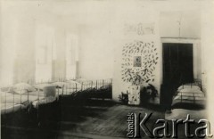 Lata 20., Baranowicze, woj. nowogródzkie, Polska.
Sala sypialna w ochronce.
Fot. NN, kolekcja Jana Piekutowskiego, zbiory Ośrodka KARTA