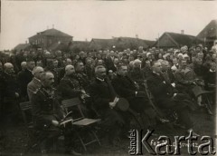 Ok. 1925, Mołodeczno, woj. wileńskie, Polska.
Msza polowa z udziałem wojewody wileńskiego Władysława Raczkiewicza (4 z lewej).
Fot. N. Lejbowicz, kolekcja Jana Piekutowskiego, zbiory Ośrodka KARTA