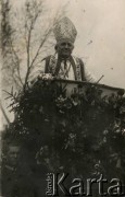 Druga połowa lat 20., Mołodeczno, woj. wileńskie, Polska.
Naczelny kapelan Wojska Litwy Środkowej biskup Władysław Bandurski podczas mszy polowej.
Fot. NN, kolekcja Jana Piekutowskiego, zbiory Ośrodka KARTA