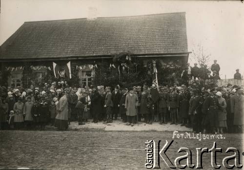 Lata 20., Mołodeczno, woj. wileńskie, Polska.
Po defiladzie w Mołodecznie.
Fot. N. Lejbowicz, kolekcja Jana Piekutowskiego, zbiory Ośrodka KARTA