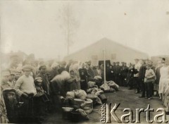 Lata 20., brak miejsca.
Repatrianci stojący w kolejce przed budynkiem.
Fot. NN, kolekcja Jana Piekutowskiego, zbiory Ośrodka KARTA