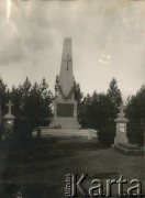 1923, Baranowicze, woj. nowogródzkie, Polska.
Pomnik upamiętniający ofiary etapu repatriacyjnego w Baranowiczach. Na cokole widnieje napis: ”Polsko, Matko nasza/W służbie twej wierni/ życie swe oddaliśmy/Pamięci 182 pracowników etapu repatriacyjnego w Baranowiczach/ Zmarłych w latach odrodzenia Ojczyzny/1920-1923”.
Fot. NN, kolekcja Jana Piekutowskiego, zbiory Ośrodka KARTA