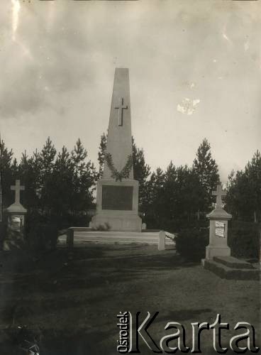 1923, Baranowicze, woj. nowogródzkie, Polska.
Pomnik upamiętniający ofiary etapu repatriacyjnego w Baranowiczach. Na cokole widnieje napis: ”Polsko, Matko nasza/W służbie twej wierni/ życie swe oddaliśmy/Pamięci 182 pracowników etapu repatriacyjnego w Baranowiczach/ Zmarłych w latach odrodzenia Ojczyzny/1920-1923”.
Fot. NN, kolekcja Jana Piekutowskiego, zbiory Ośrodka KARTA