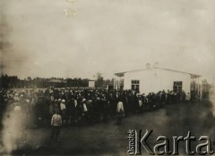 Lata 20., brak miejsca.
Repatrianci czekają w kolejce po posiłek.
Fot. NN, kolekcja Jana Piekutowskiego, zbiory Ośrodka KARTA