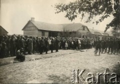 Lata 20., Święciany, woj. wileńskie, Polska.
Przyjazd wojewody wileńskiego Władysława Raczkiewicza do Święcian. W. Raczkiewicz przyjmuje defiladę.
Fot. NN, kolekcja Jana Piekutowskiego, zbiory Ośrodka KARTA