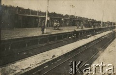 Lata 20., brak miejsca.
Prawdopodobnie repatrianci na dworcu kolejowym.
Fot. NN, kolekcja Jana Piekutowskiego, zbiory Ośrodka KARTA
