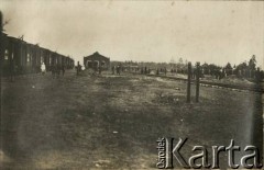 Lata 20., brak miejsca.
Pociąg Polskiego Czerwonego Krzyża na dworcu kolejowym.
Fot. NN, kolekcja Jana Piekutowskiego, zbiory Ośrodka KARTA