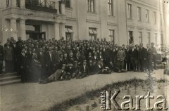 Ok. 1927, Mołodeczno, woj. wileńskie, Polska.
Zjazd kółek rolniczych w Mołodecznie. W 2 rzędzie, 3 z prawej, siedzi Jan Piekutowski - urzędnik państwowy, w 1927 roku pełnił funkcję starosty powiatu mołodeczańskiego.
Fot. NN, kolekcja Jana Piekutowskiego, zbiory Ośrodka KARTA