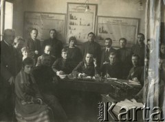 1923, Białystok, woj. białostockie, Polska.
Pracownicy Urzędu Emigracyjnego w Białymstoku. Pośrodku, przy stole siedzi Jan Piekutowski - urzędnik państwowy, w 1923 roku Komisarz Etapu Urzędu Emigracyjnego w Białymstoku.
Fot. NN, kolekcja Jana Piekutowskiego, zbiory Ośrodka KARTA