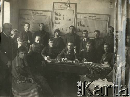 1923, Białystok, woj. białostockie, Polska.
Pracownicy Urzędu Emigracyjnego w Białymstoku. Pośrodku, przy stole siedzi Jan Piekutowski - urzędnik państwowy, w 1923 roku Komisarz Etapu Urzędu Emigracyjnego w Białymstoku.
Fot. NN, kolekcja Jana Piekutowskiego, zbiory Ośrodka KARTA