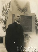 1923, Baranowicze, woj. nowogródzkie, Polska.
Wojewoda wileński Władysław Raczkiewicz podczas uroczystości poświęcenia i odsłonięcia pomnika ku czci 182 pracowników etapu repatriacyjnego w Baranowiczach, zmarłych na skutek epidemii tyfusu. Na cokole widnieje napis: ”Polsko, Matko nasza/W służbie twej wierni/ życie swe oddaliśmy/Pamięci 182 pracowników etapu repatriacyjnego w Baranowiczach/ Zmarłych w latach odrodzenia Ojczyzny/1920-1923”.
Fot. NN, kolekcja Jana Piekutowskiego, zbiory Ośrodka KARTA