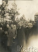 1923, Baranowicze, woj. nowogródzkie, Polska.
Poświęcenie i odsłonięcie pomnika ku czci 182 pracowników etapu repatriacyjnego w Baranowiczach, zmarłych na skutek epidemii tyfusu. Na cokole widnieje napis: ”Polsko, Matko nasza/W służbie twej wierni/ życie swe oddaliśmy/Pamięci 182 pracowników etapu repatriacyjnego w Baranowiczach/ Zmarłych w latach odrodzenia Ojczyzny/1920-1923”.
Fot. NN, kolekcja Jana Piekutowskiego, zbiory Ośrodka KARTA