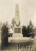 1923, Baranowicze, woj. nowogródzkie, Polska.
Pomnik upamiętniający ofiary etapu repatriacyjnego w Baranowiczach. Na cokole widnieje napis: ”Polsko, Matko nasza/W służbie twej wierni/ życie swe oddaliśmy/Pamięci 182 pracowników etapu repatriacyjnego w Baranowiczach/ Zmarłych w latach odrodzenia Ojczyzny/1920-1923”.
Fot. NN, kolekcja Jana Piekutowskiego, zbiory Ośrodka KARTA