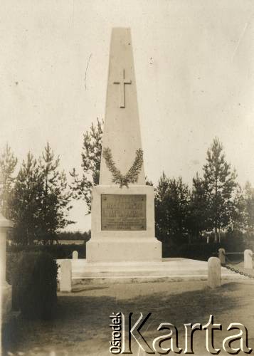 1923, Baranowicze, woj. nowogródzkie, Polska.
Pomnik upamiętniający ofiary etapu repatriacyjnego w Baranowiczach. Na cokole widnieje napis: ”Polsko, Matko nasza/W służbie twej wierni/ życie swe oddaliśmy/Pamięci 182 pracowników etapu repatriacyjnego w Baranowiczach/ Zmarłych w latach odrodzenia Ojczyzny/1920-1923”.
Fot. NN, kolekcja Jana Piekutowskiego, zbiory Ośrodka KARTA