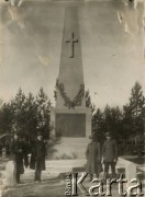 1923, Baranowicze, woj. nowogródzkie, Polska.
Poświęcenie i odsłonięcie pomnika ku czci 182 pracowników etapu repatriacyjnego w Baranowiczach, zmarłych na skutek epidemii tyfusu. Na cokole widnieje napis: ”Polsko, Matko nasza/W służbie twej wierni/ życie swe oddaliśmy/Pamięci 182 pracowników etapu repatriacyjnego w Baranowiczach/ Zmarłych w latach odrodzenia Ojczyzny/1920-1923”.
Fot. NN, kolekcja Jana Piekutowskiego, zbiory Ośrodka KARTA